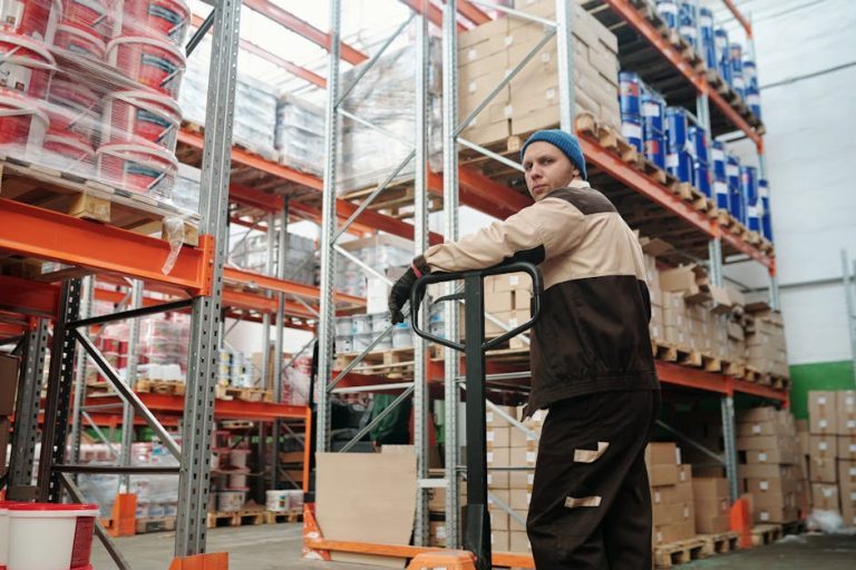 Entrepôt logistique avec colis cadeaux prêts à expédier