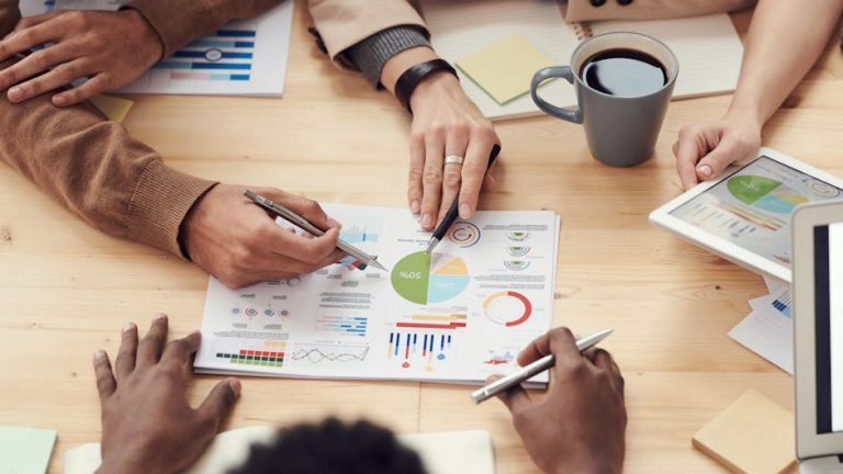 Équipe commerciale B2B réunie autour d
