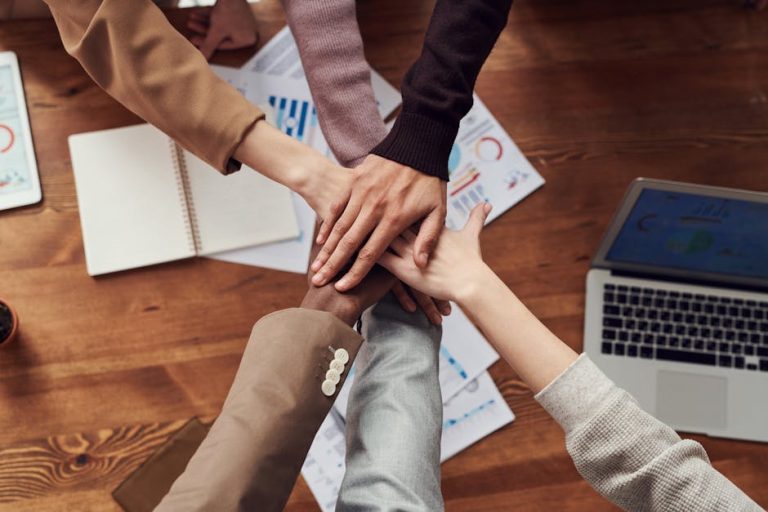 Équipe commerciale motivée par un programme prime incentive non-monétaire en entreprise B2B, réunion autour d